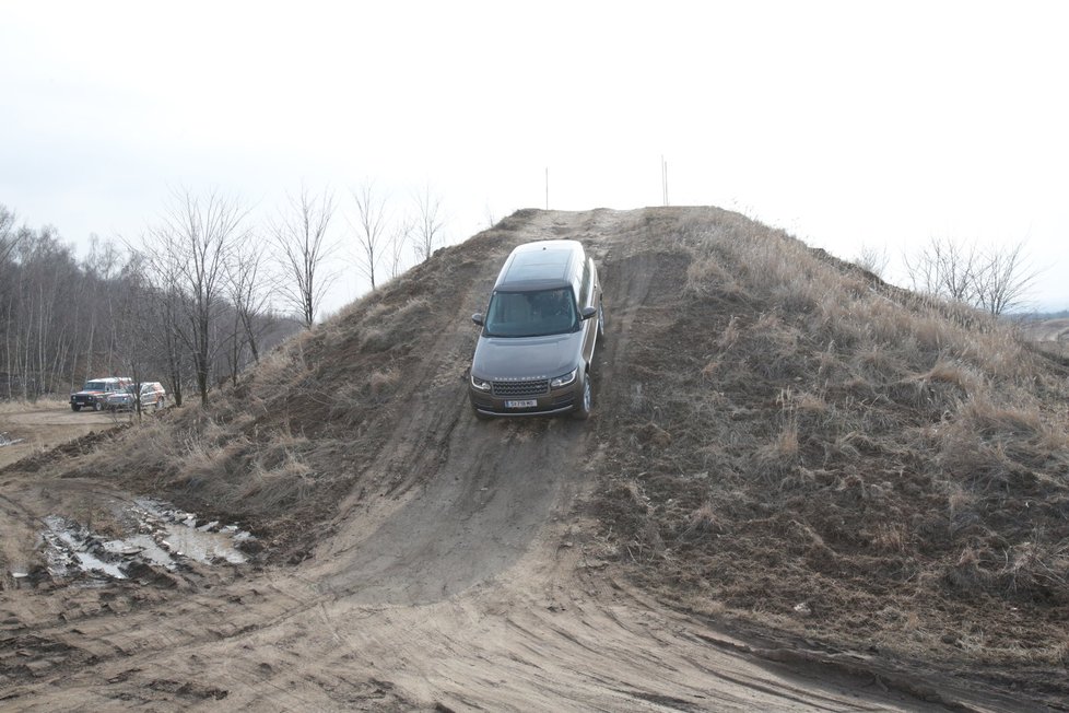 Jak je dnes v terénu moderní, auto sjíždí z kopce samo. Klidně i  na neutrál.