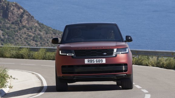 Dojezd plug-in Range Roveru překonal očekávání, na elektřinu slibuje až 113 km