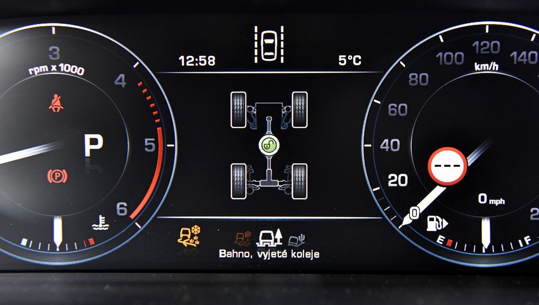 Jízdní režimy a stav podvozku se zobrazují na digitálním panelu před řidičem