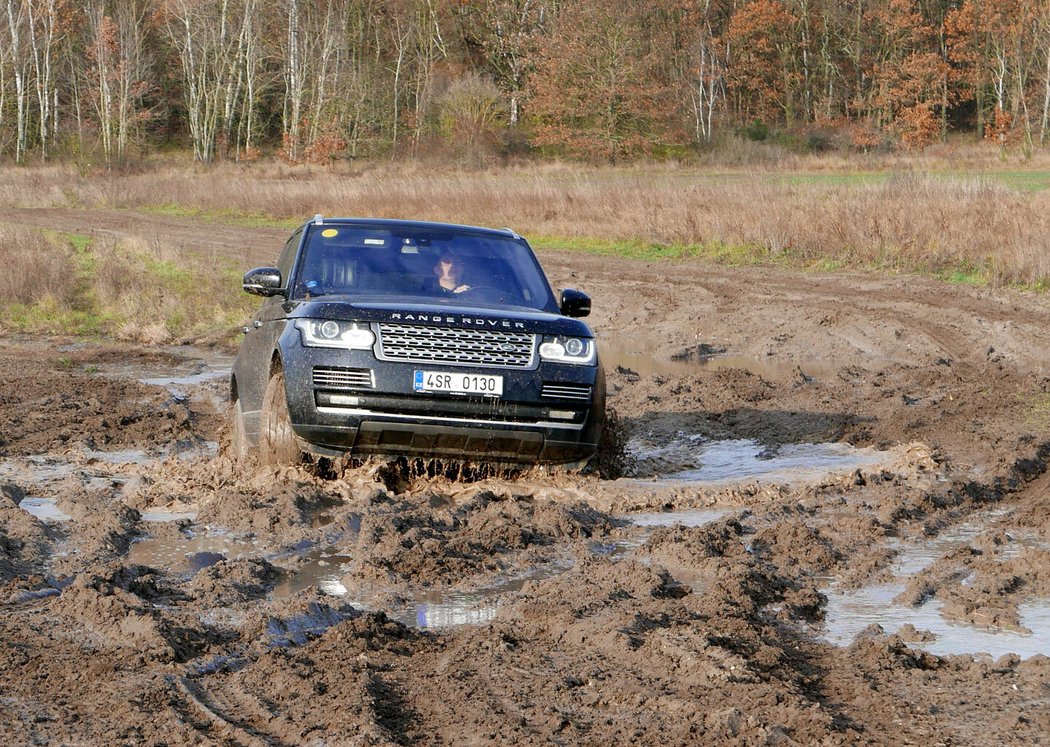 Ani bahenní lázně nedělají Range Roveru žádný problém. Naprostá většina se jich ale do podobné situace nikdy nedostane.