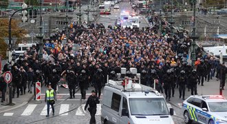 Fanoušci Rangers táhli na Letnou: Policejní manévry!