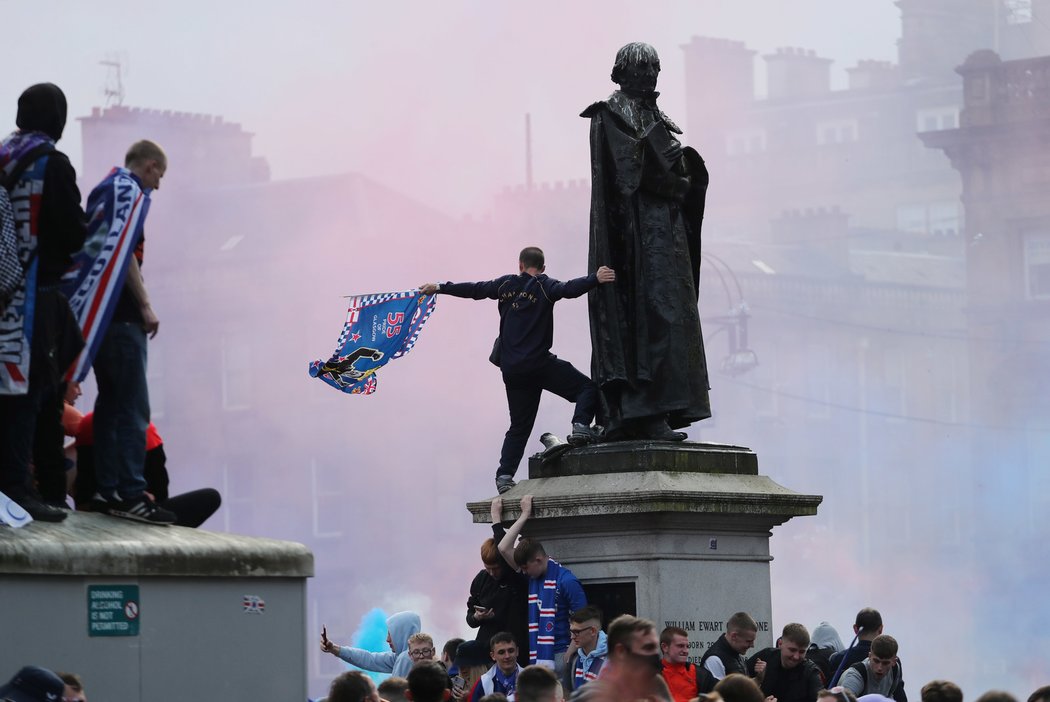 Podnapilí fanoušci Rangers slavili divoce titul. Šplhali po lampách, mlátili se lahvemi, odpalovali pyrotechniku.