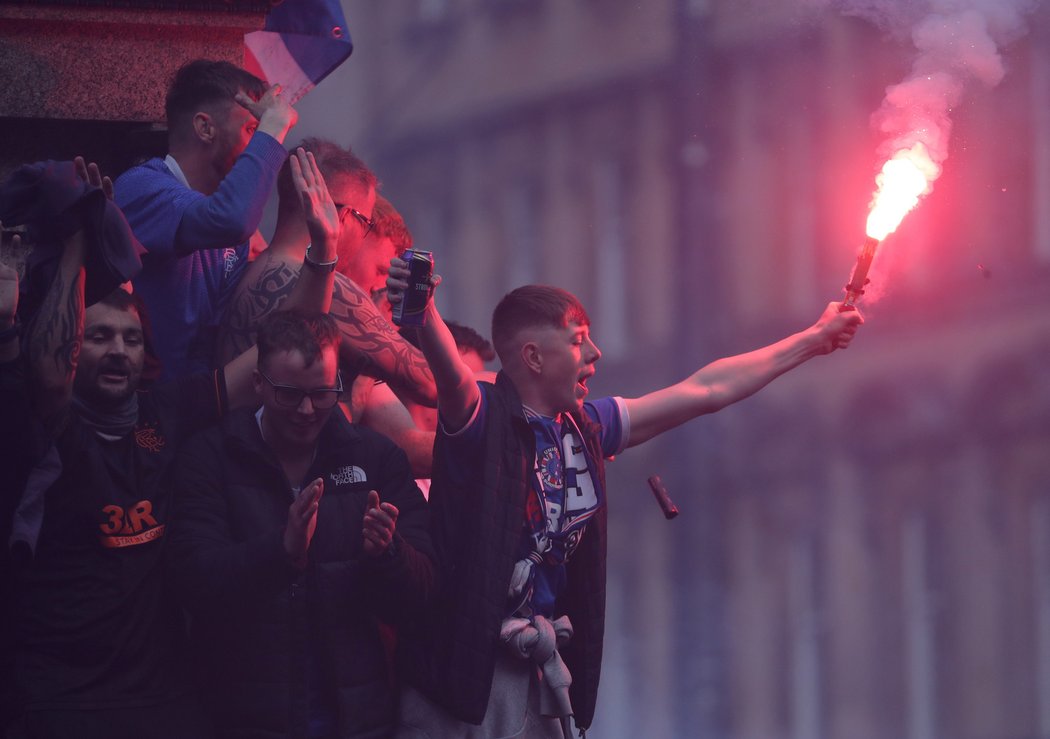 Podnapilí fanoušci Rangers slavili divoce titul. Šplhali po lampách, mlátili se lahvemi, odpalovali pyrotechniku.