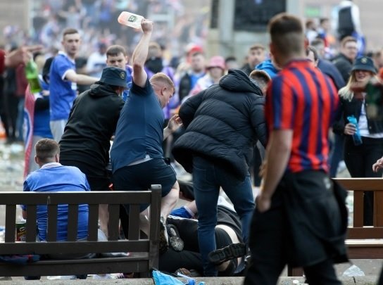 Podnapilí fanoušci Rangers slavili divoce titul. Šplhali po lampách, mlátili se lahvemi, odpalovali pyrotechniku.