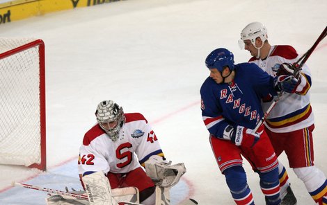 Bezmocný Pöpperle. Rus Fedotěnko ve službách z Rangers pečetil výhru.