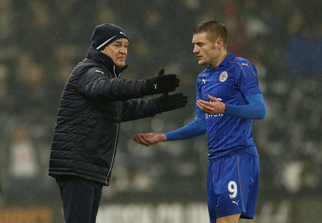 Mistrovskému Leicesteru se vůbec nedaří a odnést by to brzy mohl trenér Claudio Ranieri
