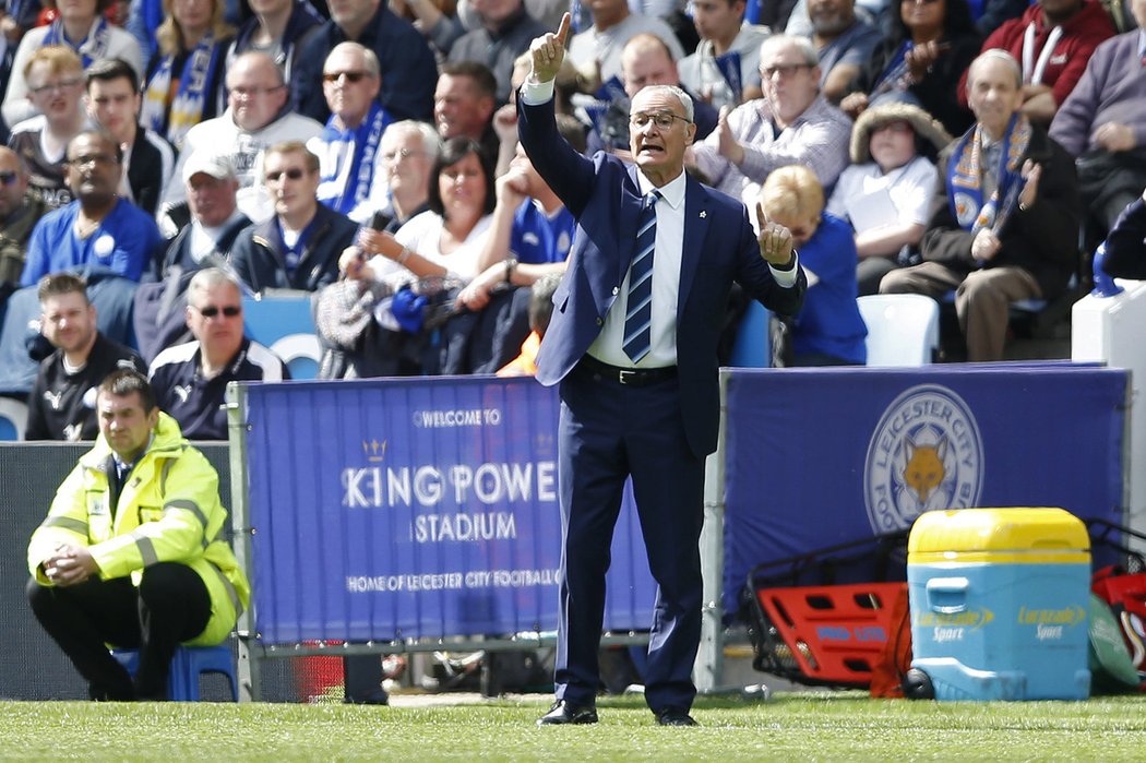 Trenér Leicesteru Claudio Ranieri během zápasu