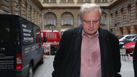 Miloslav Ransdorf přijíždějící do sídla KSČM podat vysvětlení ke své kauze