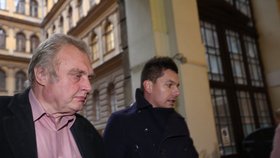 Miloslav Ransdorf přijel do sídla KSČM. Ve stejné košili s flekem, kterou měl v pondělí.