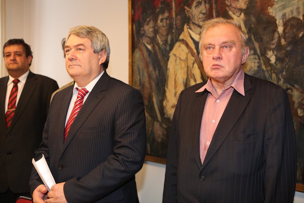 Europoslanec Miloslav Ransdorf na tiskové konferenci s vedením KSČM v sídle strany