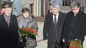 Rozloučit se přišel i někdejší předseda KSČM Miroslav Grebeníček, současný šéf strany Vojtěch Filip i její místopředseda Jiří Dolejš.