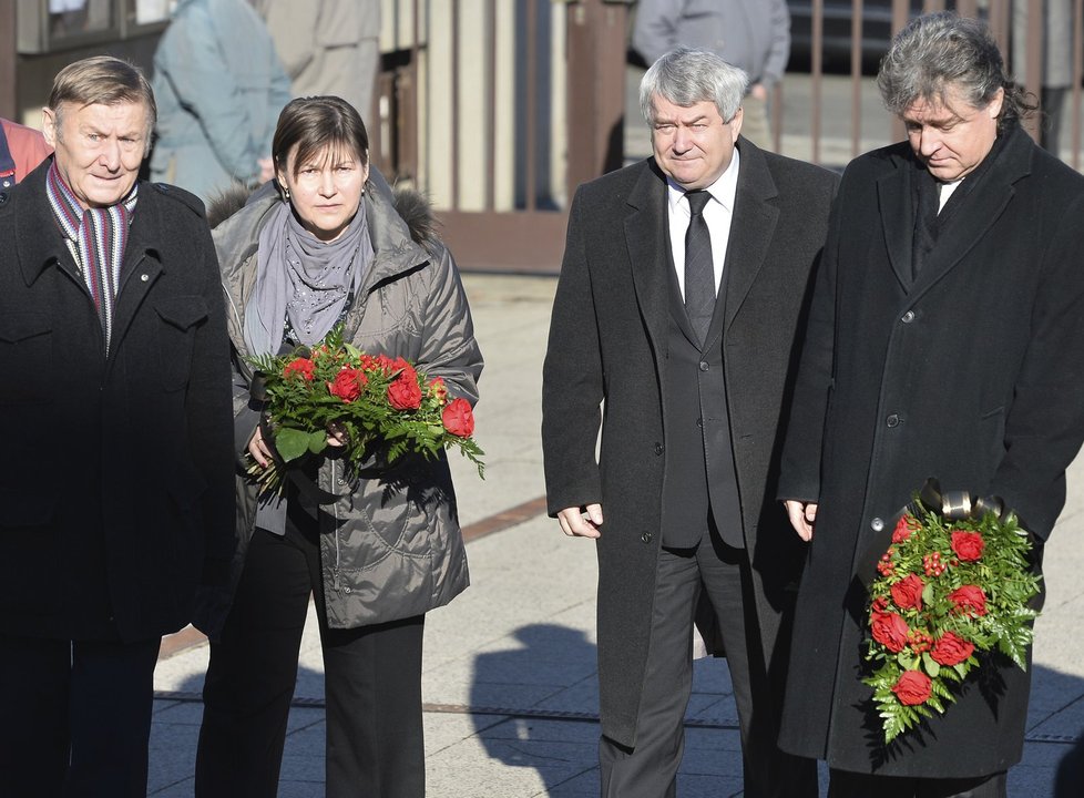 Na pohřeb Miloslava Ransdorfa přišly komunistické politické špičky.