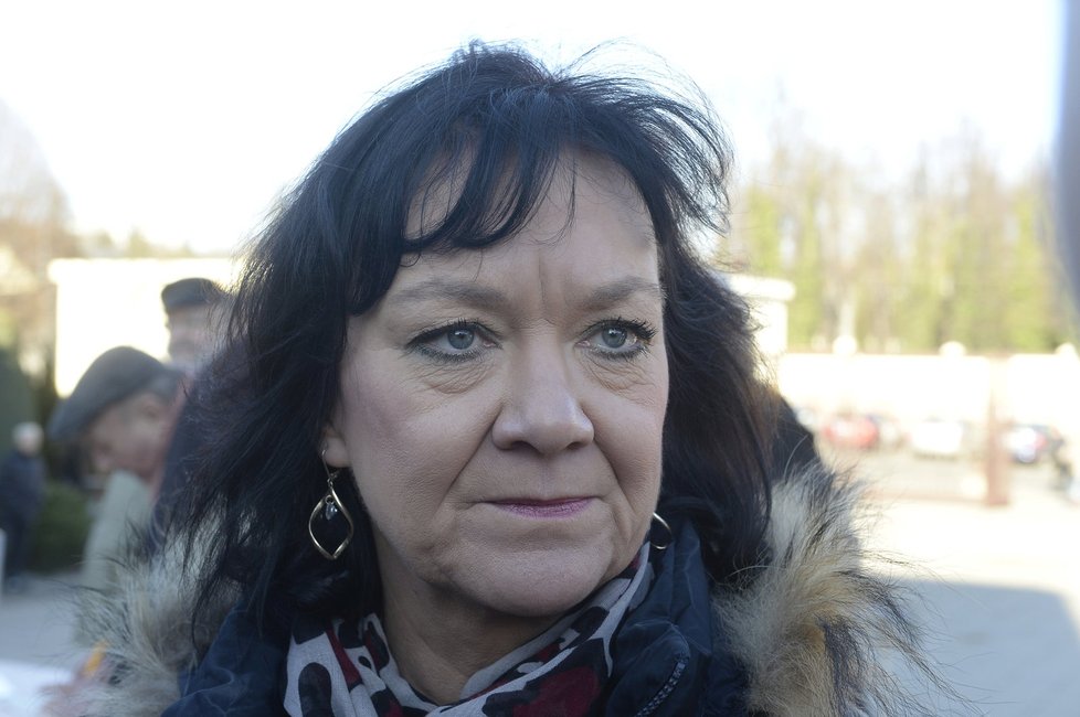 Na pohřeb Miloslava Ransdorfa přišla i komunistka Marta Semelová.
