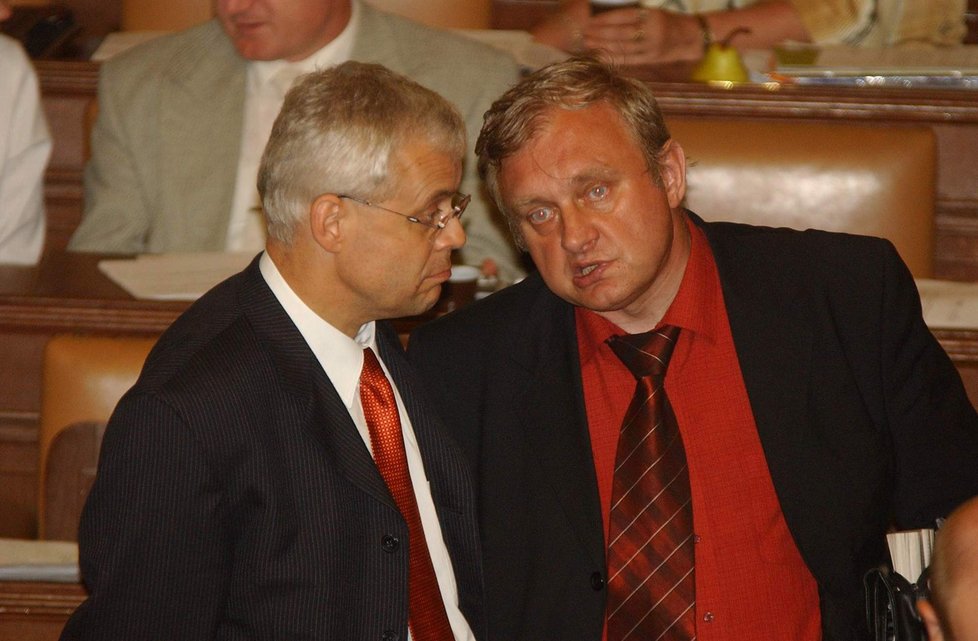 Miloslav Ransdorf v roce 2004, ještě jako poslanec v debatě s Vladimírem Špidlou.