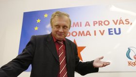 Na europoslance Miloslava Ransdorfa se lepí průšvihy jako známky do stranické knížky.