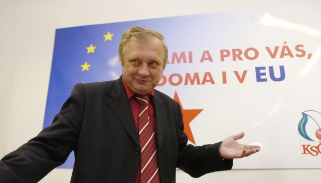 Na europoslance Miloslava Ransdorfa se lepí průšvihy jako známky do stranické knížky.
