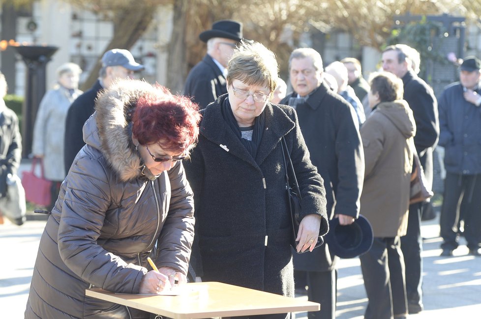 Loučení s Miloslavem Ransdorfem a kondolenční kniha.