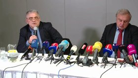 Peter Guzmický a Miloslav Ransdorf na tiskové konferenci