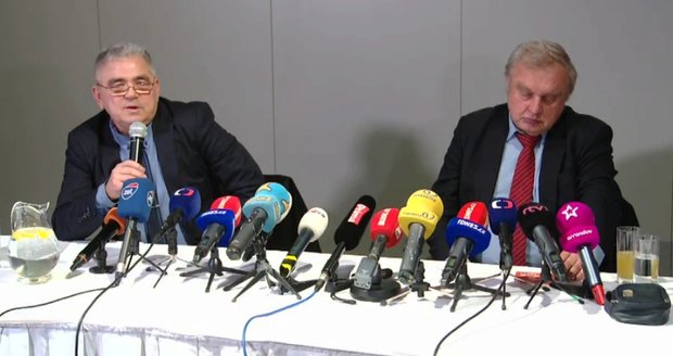 Peter Guzmický a Miloslav Ransdorf na tiskové konferenci