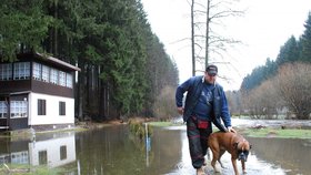 Pan Radek na procházce se svým boxerem. Obává se, že se budou opakovat ničivé povodně.