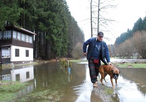 Pan Radek na procházce se svým boxerem. Obává se, že se budou opakovat ničivé povodně.