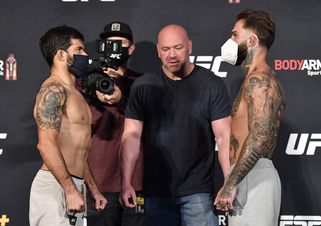 Raphael Assuncao a Cody Garbrandt před zápasem