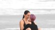 Megan Rapinoeová a Sue Birdová ve vášnivé póze u oceánu