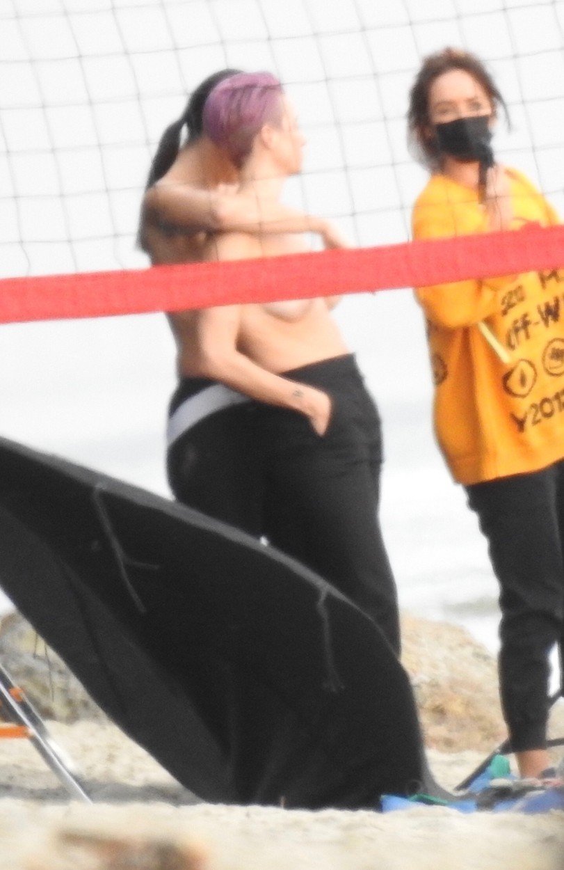 Divoké hrátky Megan Rapinoeové a Sue Birdové na kurtu pro plážový volejbal