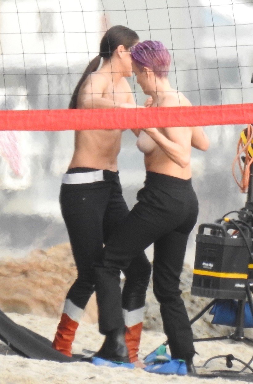 Divoké hrátky Megan Rapinoeové a Sue Birdové na kurtu pro plážový volejbal