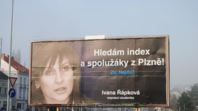 Billboardy pomáhají primátorce Řápkové najít index a spolužáky