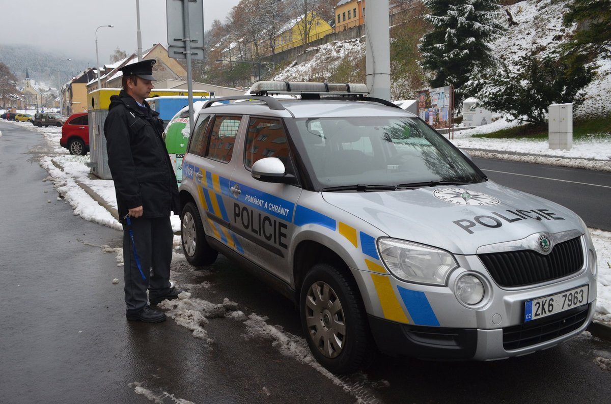 ...policisté z Jáchymova jsou pěkně uniformovaní a jezdí služebními auty s polepkami policie.