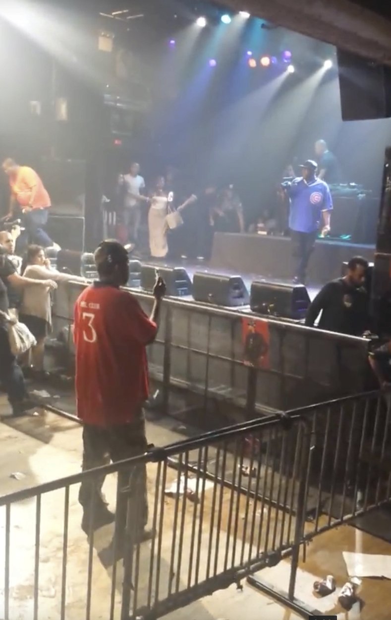 Střelba na rapovém koncertě: Jeden fanoušek zpěváka T. I. zemřel, další jsou zranění.