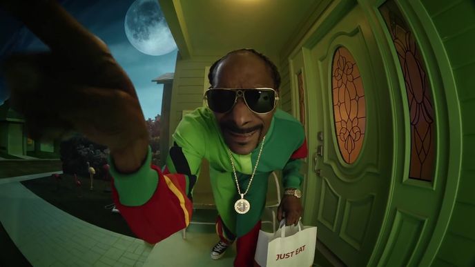 Rapper Snoop Dogg si údajně díky reklamní kampani pro společnost Just Eat přišel na více než pět milionů dolarů. Osobně natočil a nazpíval song, který má přilákat nové zákazníky společnosti, která rozváží hotová jídla.