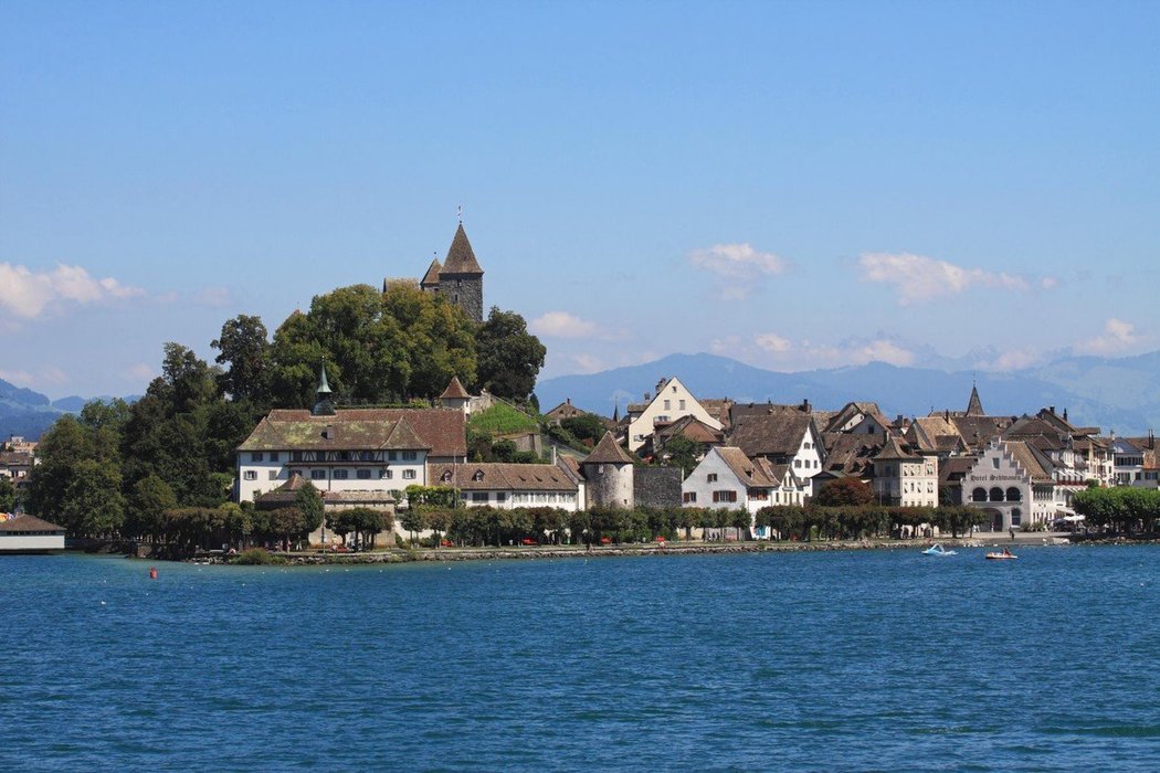 Městečko Rapperswil-Jona, kousek od alpských vrcholků, patří mezi nejlukrativnější místa ve Švýcarsku.