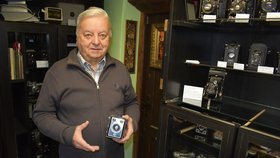 Špionážní foťák i velký jako klíčenka: Pavel z Bruntálu tvoří sbírku už 70 let