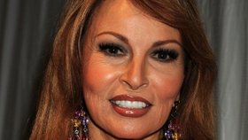 Raquel Welch ve své nové knize hovoří o tom, jak se vyrovnat se stárnutím.