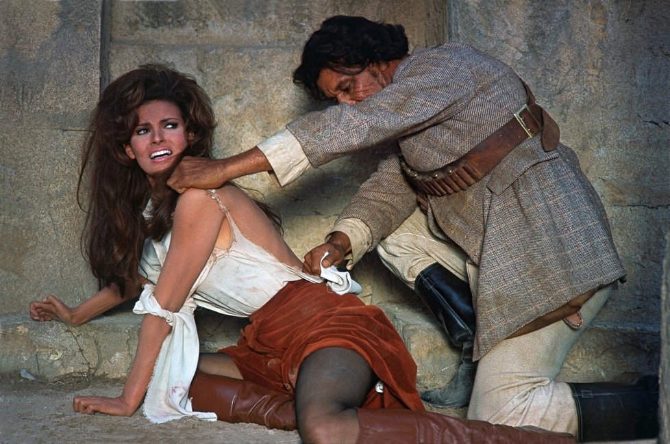 Raquel Welchová ve filmu Bandolero! (1968)