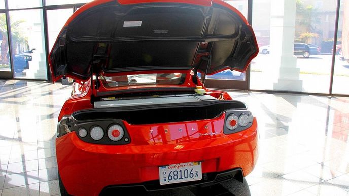 Rarita. Elektromobily Tesla Roadster se svým sportovním laděním výrazně liší od všeho, co se dosud v oboru automobilů s elektrickým pohonem sériově vyrábí: jednak dosahují
rychlosti až 200 kilometrů za hodinu, jednak na jedno nabití ujedou téměř čtyři sta kilometrů