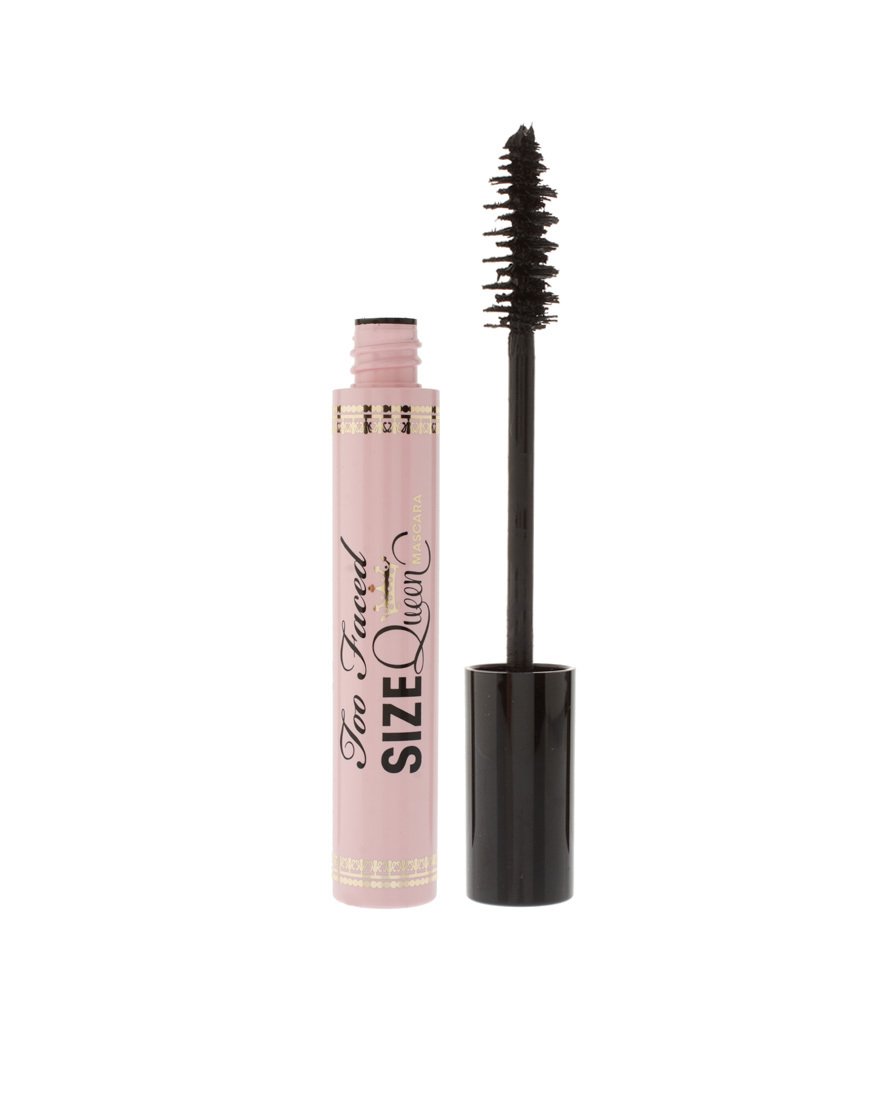 Objemová a prodlužující řasenka Size Queen, Too Faced, www.asos.com, cca. 590 Kč.