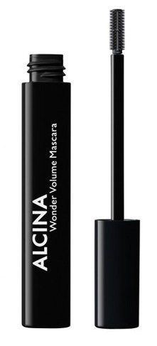 Alcina Wonder Volume Mascara, 375 Kč, koupíte ve vybraných kosmetických salonech. Řasenky zvětšující objem řas se mi líbí, ale zároveň se jich trochu bojím, protože některé z nich řasy zahustí a prodlouží za cenu slepení a drobivé černé hmoty padající do očí. Při pohledu na drobný kartáček bylo jasné, že tady to snad nehrozí, protože s touhle řasenkou se dá pracovat jemně a nehrozí, že si toho na řasy nanesu příliš mnoho. Bohužel, nakonec se mi toho na řasy podařilo nanést spíše málo, takže řasy byly pěkné a intenzivně černé, ale objem se nijak extra nezvětšil. Proto známku o bod snižuju, nicméně chválím za to, že perfektně držela celý den a přitom šla dobře odlíčit.   Známka jako ve škole: 2