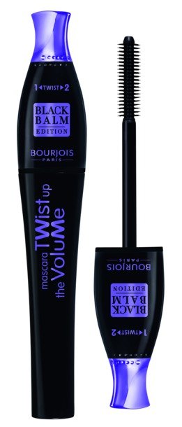 Bourjois Twist up the Volume, 349 Kč, koupíte v síti drogerií. Novinka od firmy Bourjois je něco, co jsem po otevření musela všem ukázat. Má totiž variabilní, silikonový kartáček – pouhým otočením víčka se tak můžete rozhodnout, jestli chcete řasy prodloužit, nebo jim dodat objem, a podle toho se hustota štětinek na kartáčku změní. No, podle mě se jedná spíš o marketingový tah, protože já na svých řasách žádný rozdíl neviděla. Každopádně řasenka se nerozmazává, nenanáší příliš mnoho barvy a řasy neslepuje. U řasenky v této cenové kategorii ale očekávám, že mi udělá řasy víc &#34;sexy&#34;, což se bohužel nedělo. Spíš je jen hezky zvýraznila.  Známka jako ve škole: 3