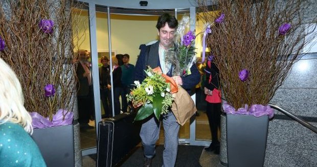Saša Rašilov si odnášel plnou náruč květin pro svou ženu
