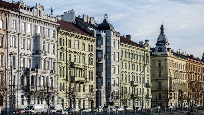Rašínovo náměstí v Praze patří v metropoli mezi nejlukrativnější adresy. V lokalitě v těsném sousedství Tančícího domu kvetou obchody s luxusními byty. 