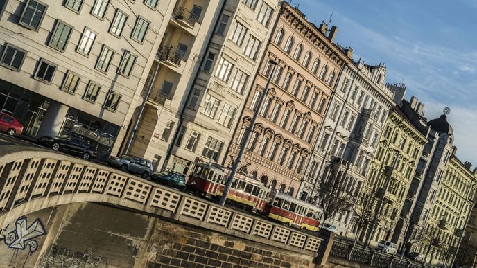 Rašínovo náměstí v Praze patří v metropoli mezi nejlukrativnější adresy. V lokalitě v těsném sousedství Tančícího domu kvetou obchody s luxusními byty. 