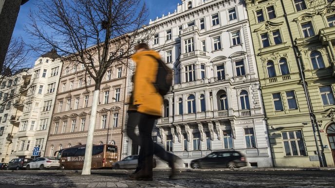 Řadu bytů v centru Prahy využívali turisté na krátkodobé pronájmy. Nyní se dostaly na běžný nájemní trh a tlačí nájemné dolů.