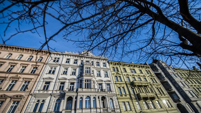 Rekonstrukcemi starých domů developeři vytvářejí na Rašínově nábřeží v Praze luxusní byty. Za některé se platí i více než sto milionů korun. 