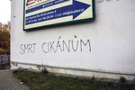 Tento nápis se objevil na zdi domu u kruhové křižovatky v Podkrušnohorské ulici