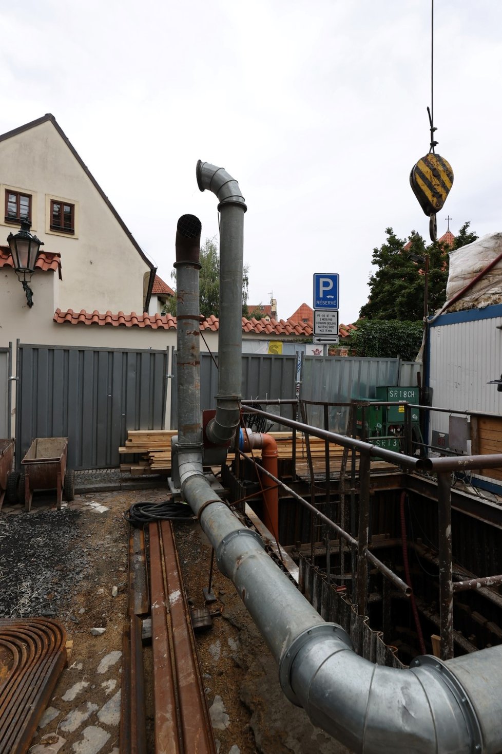 Takto vypadá rekonstrukce kanalizace v ulici Řásnovka na Starém městě.