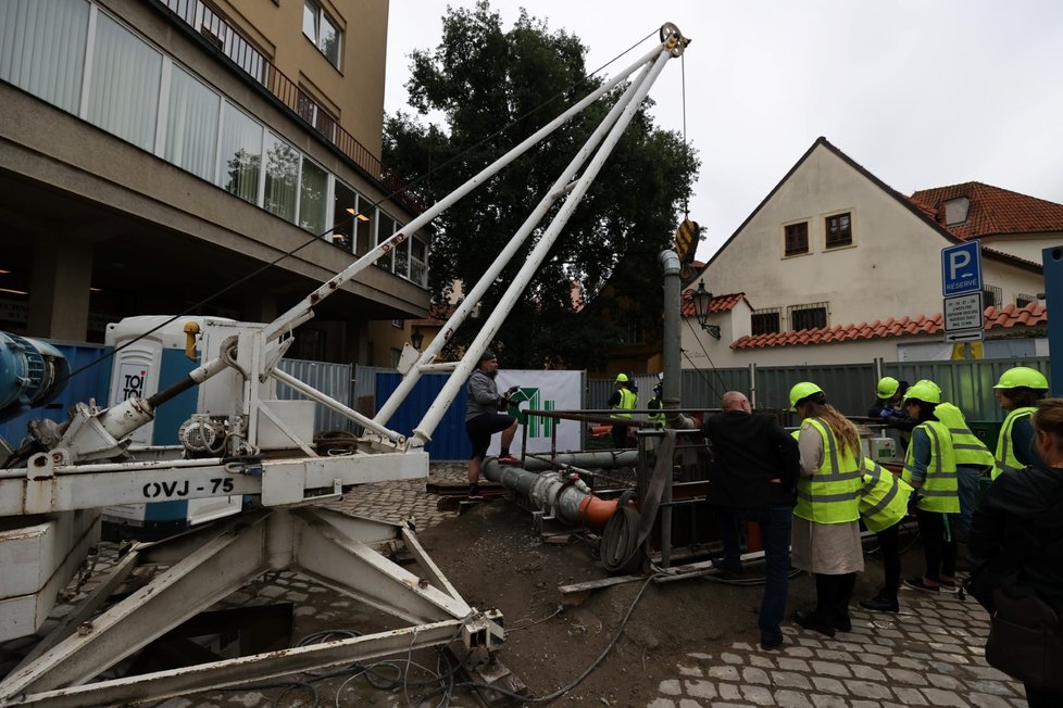 Takto vypadá rekonstrukce kanalizace v ulici Řásnovka na Starém městě. 