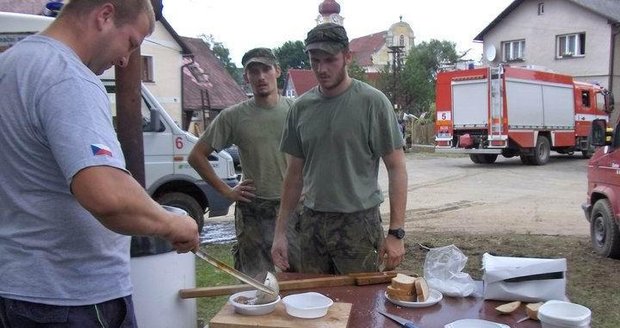 Dobrovolní hasiči rozdávají jídlo záchranářům
